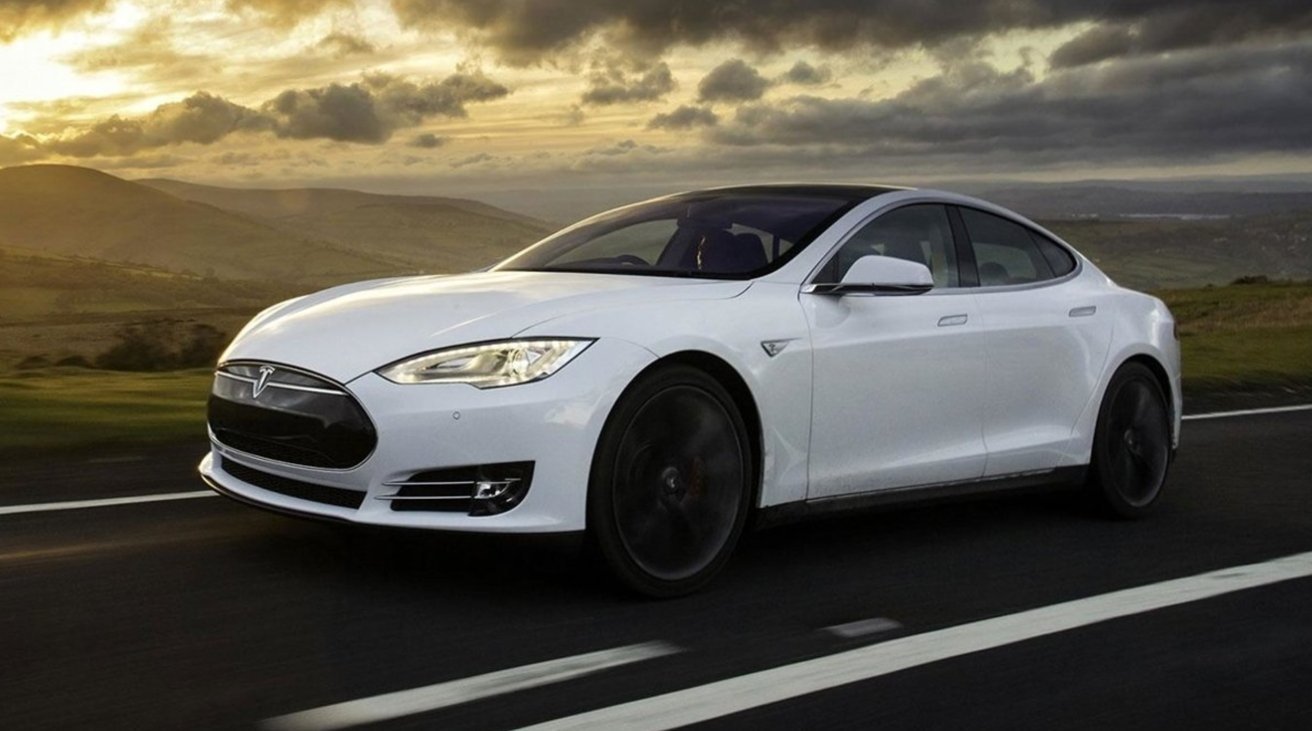 Tesla CarPlay delayed due to concerns over slow iOS 26 adoption
